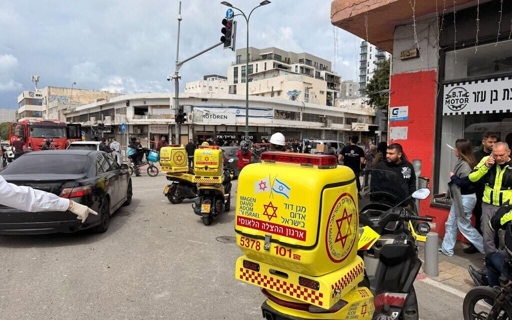 זירת פגיעה של טיל איראני בתל אביב. 26 במרץ 2026 (צילום: מד״א) זירת פגיעה של טיל איראני בתל אביב. 26 במרץ 2026 (צילום: מד״א)