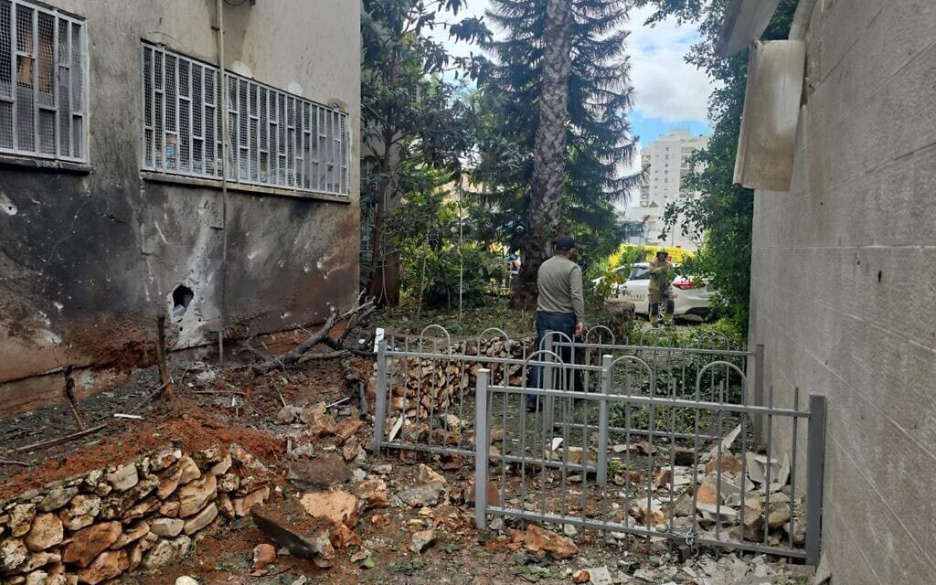 זירת פגיעה של טיל איראני באזור המרכז. 26 במרץ 2026 (צילום: מד״א) זירת פגיעה של טיל איראני באזור המרכז. 26 במרץ 2026 (צילום: מד״א)