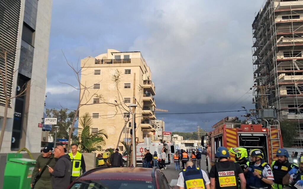 זירת הנפילה הקטלנית בנהריה, 26 במרץ 2026 (צילום: מד"א) זירת הנפילה הקטלנית בנהריה, 26 במרץ 2026 (צילום: מד"א)