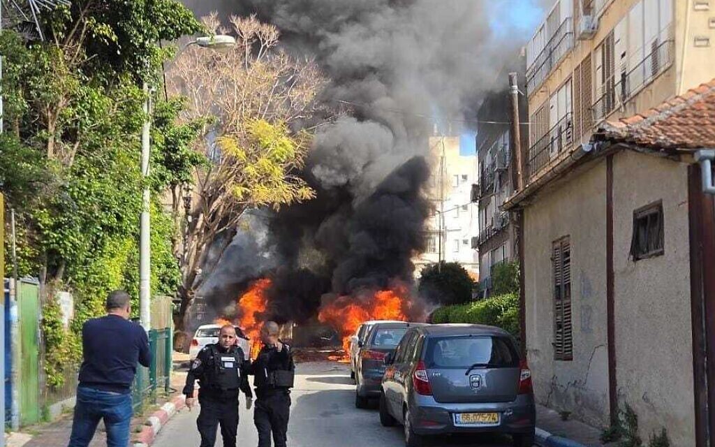 זירת פגיעה של טיל איראני בפתח תקווה. 31 במרץ 2026 (צילום: איחוד הצלה) זירת פגיעה של טיל איראני בפתח תקווה. 31 במרץ 2026 (צילום: איחוד הצלה)