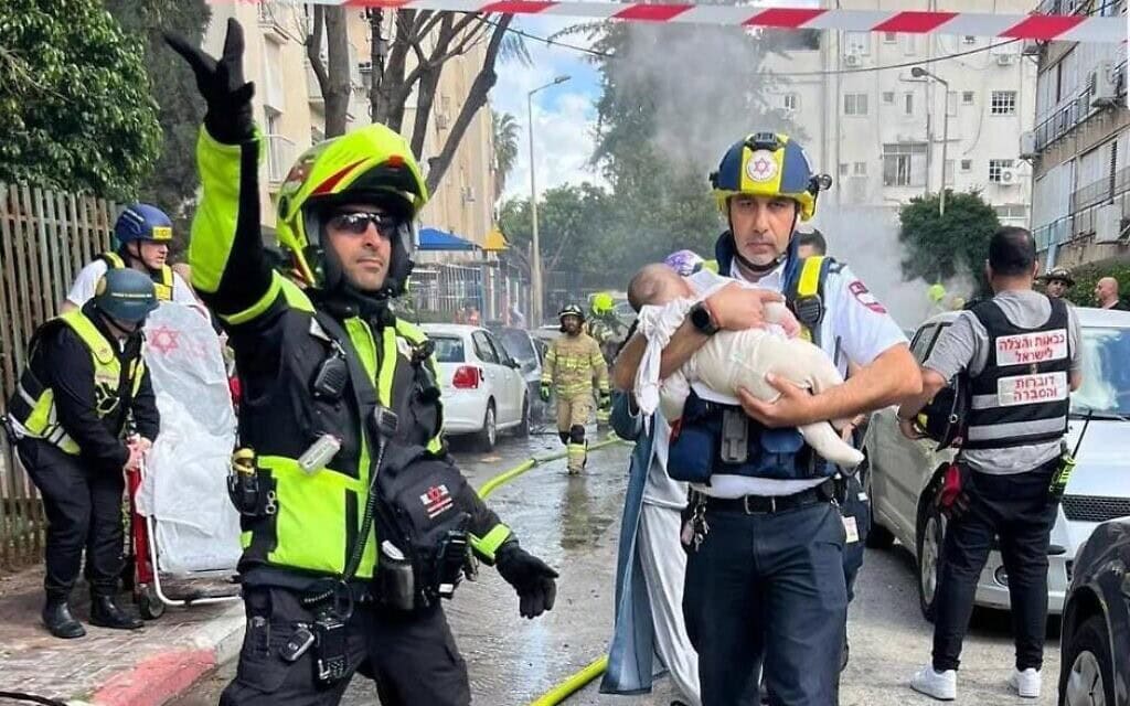 חובש מפנה תינוק מזירת נפילת טיל איראני בבני ברק. 31 במרץ 2026 (צילום: דוברות מד״א) חובש מפנה תינוק מזירת נפילת טיל איראני בבני ברק. 31 במרץ 2026 (צילום: דוברות מד״א)