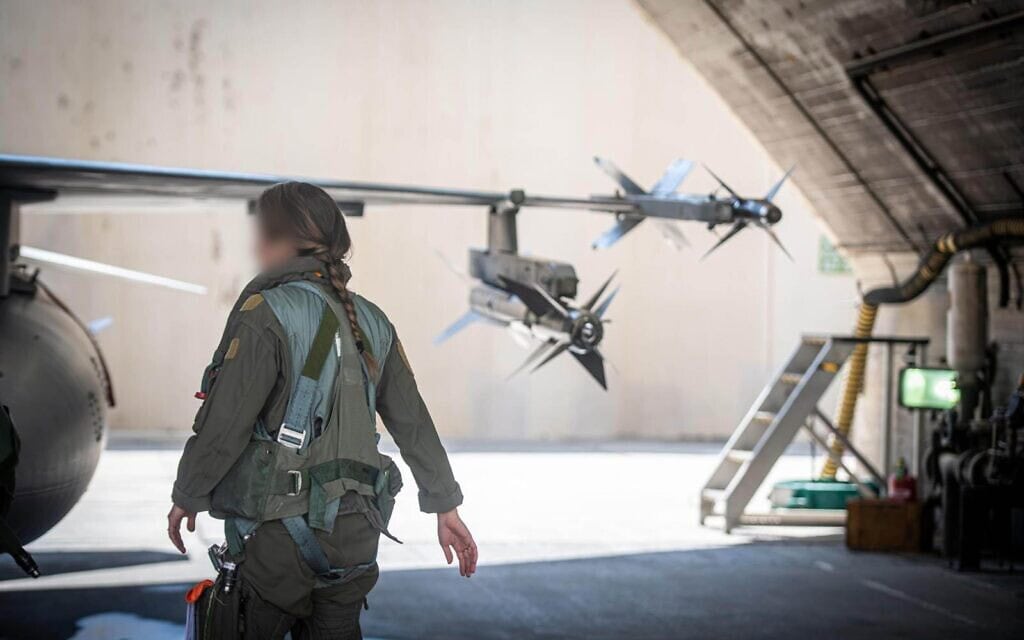 טייסת בחיל האוויר הישראלי לפני תקיפות באיראן, 2 במרץ 2026 (צילום: דובר צה"ל) טייסת בחיל האוויר הישראלי לפני תקיפות באיראן, 2 במרץ 2026 (צילום: דובר צה"ל)