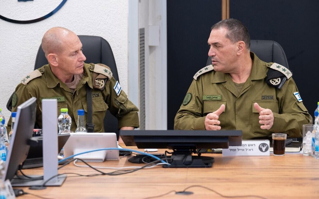הרמטכ"ל אייל זמיר ומפקד פיקוד הצפון רפי מילוא בפיקוד הצפון, 12 במרץ 2026 (צילום: אתר צה"ל) הרמטכ"ל אייל זמיר ומפקד פיקוד הצפון רפי מילוא בפיקוד הצפון, 12 במרץ 2026 (צילום: אתר צה"ל)