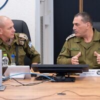 הרמטכ"ל אייל זמיר ומפקד פיקוד הצפון רפי מילוא בפיקוד הצפון, 12 במרץ 2026 (צילום: אתר צה"ל) הרמטכ"ל אייל זמיר ומפקד פיקוד הצפון רפי מילוא בפיקוד הצפון, 12 במרץ 2026 (צילום: אתר צה"ל)