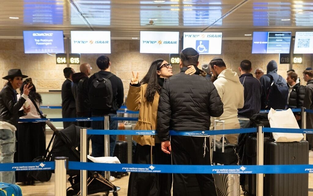 נוסעים בנמל התעופה בן־גוריון בתל אביב ממתינים בדלפקי הצ'ק־אין לקראת הטיסות היוצאות הראשונות מאז פרוץ המלחמה עם איראן. 8 במרץ 2026 (צילום: רשות שדות התעופה) נוסעים בנמל התעופה בן־גוריון בתל אביב ממתינים בדלפקי הצ'ק־אין לקראת הטיסות היוצאות הראשונות מאז פרוץ המלחמה עם איראן. 8 במרץ 2026 (צילום: רשות שדות התעופה)