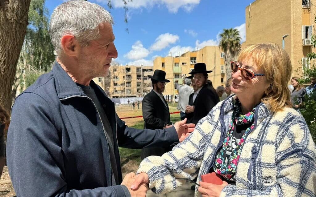 יו״ר הדמוקרטים יאיר גולן בזירת פגיעה של טיל איראני בערד, 22 במרץ 2026 (צילום: חשבון האינסטגרם של יאיר גולן) יו״ר הדמוקרטים יאיר גולן בזירת פגיעה של טיל איראני בערד, 22 במרץ 2026 (צילום: חשבון האינסטגרם של יאיר גולן)