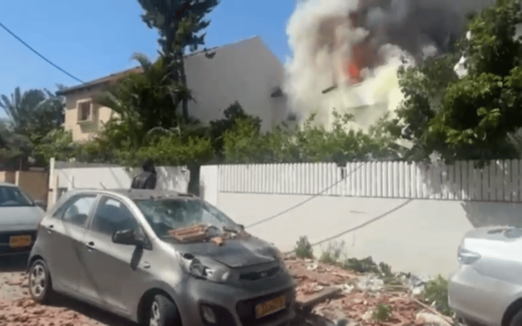 בית עולה באש בזירת פגיעת טיל איראני בעיר בשפלה, 20 במרץ 2026 (צילום: מד"א) בית עולה באש בזירת פגיעת טיל איראני בעיר בשפלה, 20 במרץ 2026 (צילום: מד"א)