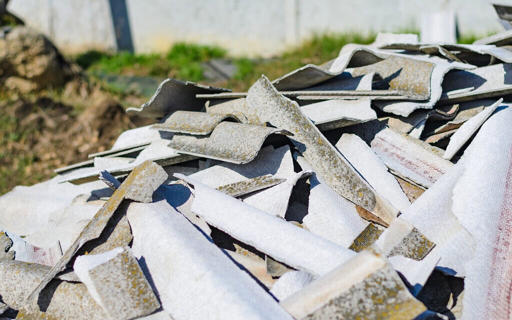 אילוסטרציה: שברי אסבסט (צילום: OgnjenO/iStock) אילוסטרציה: שברי אסבסט (צילום: OgnjenO/iStock)