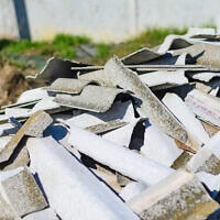 אילוסטרציה: שברי אסבסט (צילום: OgnjenO/iStock) אילוסטרציה: שברי אסבסט (צילום: OgnjenO/iStock)