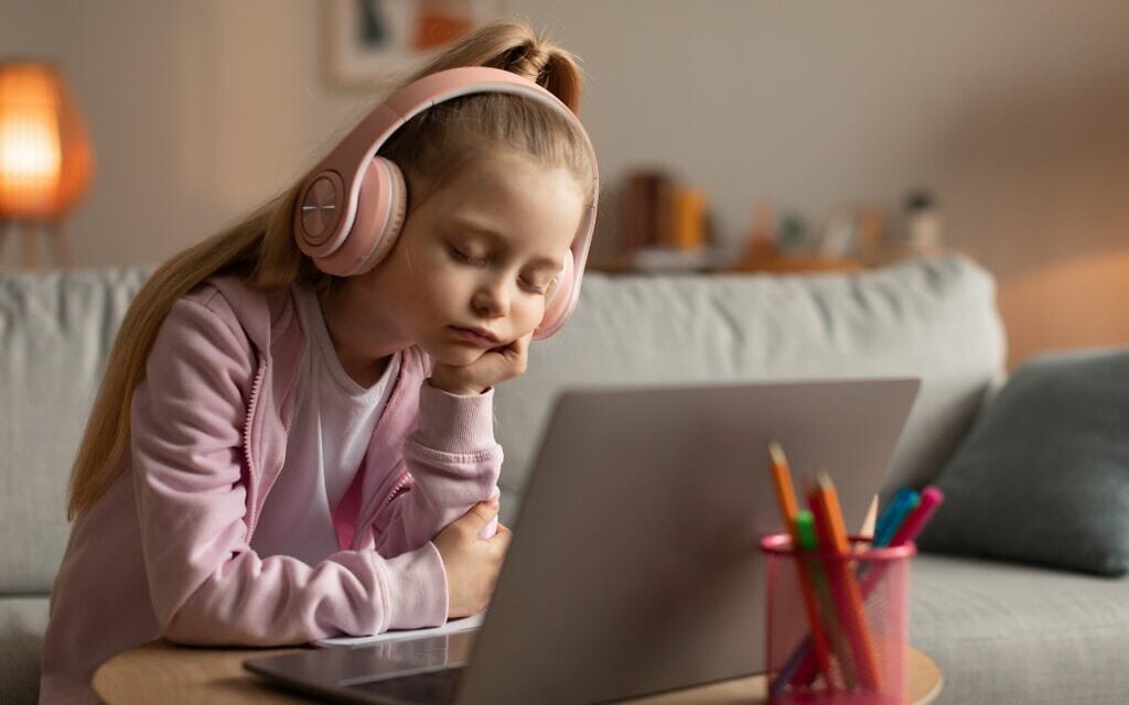 ילדה נרדמת ליד זום, אילוסטרציה (צילום: Prostock-Studio / iStock) ילדה נרדמת ליד זום, אילוסטרציה (צילום: Prostock-Studio / iStock)