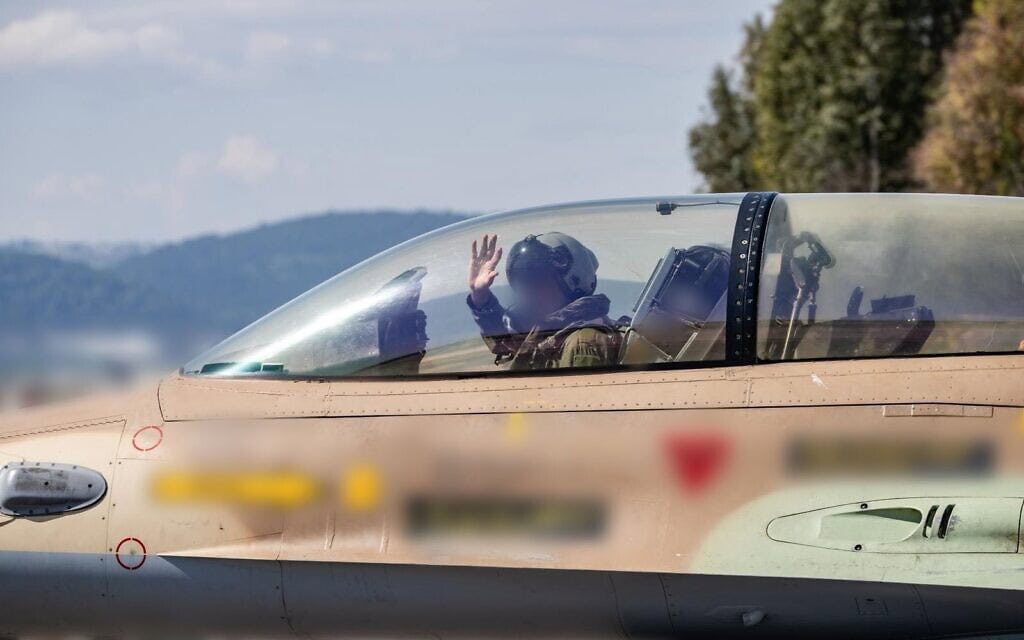 טייס מנופף לשלום ממטוס קרב לאחר תקיפה באיראן, מרץ 2026 (צילום: דובר צה״ל) טייס מנופף לשלום ממטוס קרב לאחר תקיפה באיראן, מרץ 2026 (צילום: דובר צה״ל)