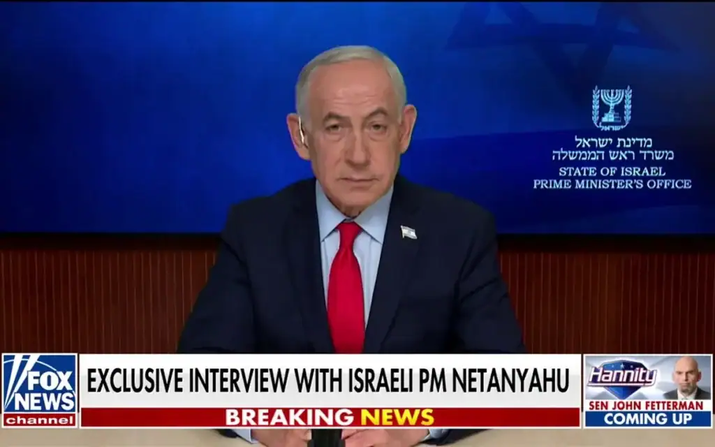 ראש הממשלה בנימין נתניהו בריאיון לשון האניטי ב"פוקס ניוז" בתום היום השלישי למלחמה באיראן, 2 במרץ 2026 (צילום: צילום מסך, "פוקס ניוז")