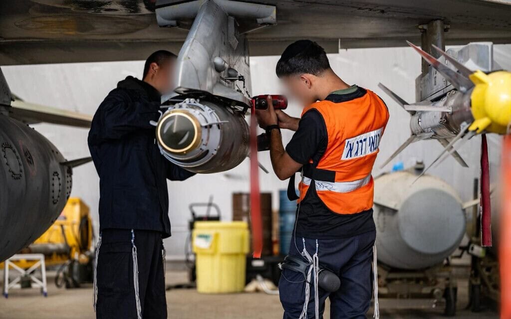 טכנאים מטפלים במטוס קרב בדיר תת קרקעי במבצע שאגת הארי. מרץ 2026 (צילום: דובר צה״ל) טכנאים מטפלים במטוס קרב בדיר תת קרקעי במבצע שאגת הארי. מרץ 2026 (צילום: דובר צה״ל)
