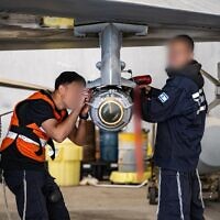 טכנאים מטפלים במטוס קרב בדיר תת קרקעי במבצע שאגת הארי. מרץ 2026 (צילום: דובר צה״ל) טכנאים מטפלים במטוס קרב בדיר תת קרקעי במבצע שאגת הארי. מרץ 2026 (צילום: דובר צה״ל)