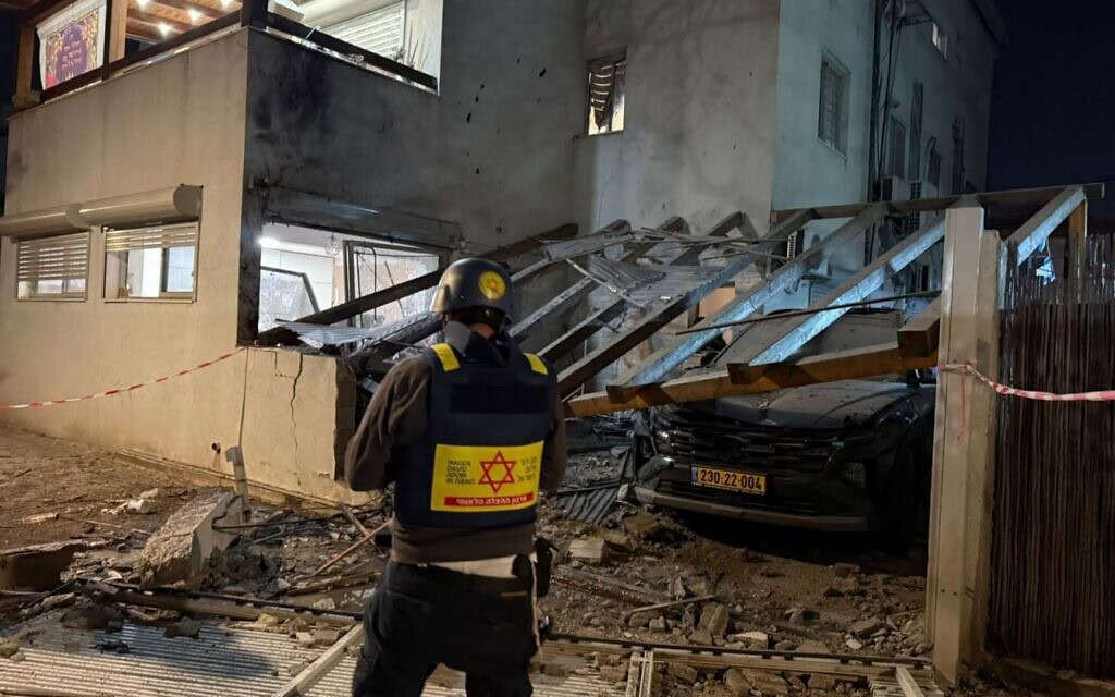 זירת הנפילה ברמת גן, 18 במרץ 2026 (צילום: מד"א) זירת הנפילה ברמת גן, 18 במרץ 2026 (צילום: מד"א)