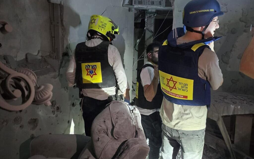 הדירה של בני הזוג שנהרגו מפגיעת טיל ששוגר מאיראן ברמת גן, 18 במרץ 2026 (צילום: כבאות והצלה ארצי) הדירה של בני הזוג שנהרגו מפגיעת טיל ששוגר מאיראן ברמת גן, 18 במרץ 2026 (צילום: כבאות והצלה ארצי)