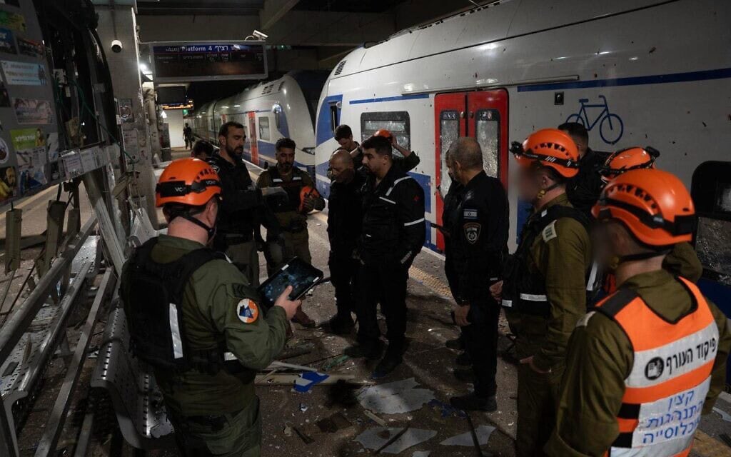 כוחות חילוץ והצלה של פיקוד העורף בזירת הנפילה ברציף של תחנת רכבת סבידור מרכז בתל אביב, 18 במרץ 2026 (צילום: דובר צה"ל) כוחות חילוץ והצלה של פיקוד העורף בזירת הנפילה ברציף של תחנת רכבת סבידור מרכז בתל אביב, 18 במרץ 2026 (צילום: דובר צה"ל)
