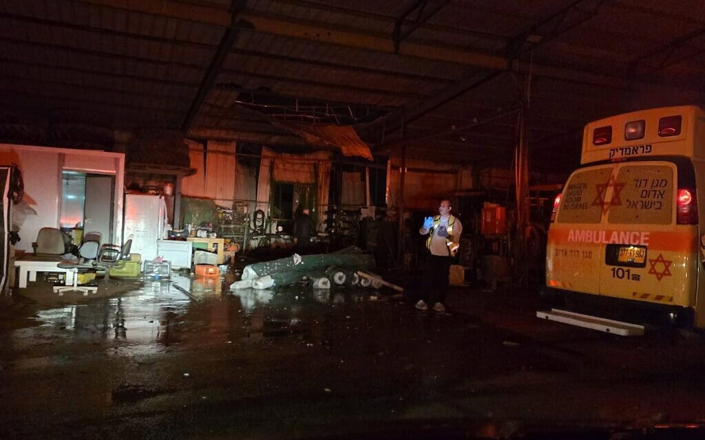 זירת הפגיעה במושב עדנים, 19 במרץ 2026 (צילום: מד"א) זירת הפגיעה במושב עדנים, 19 במרץ 2026 (צילום: מד"א)
