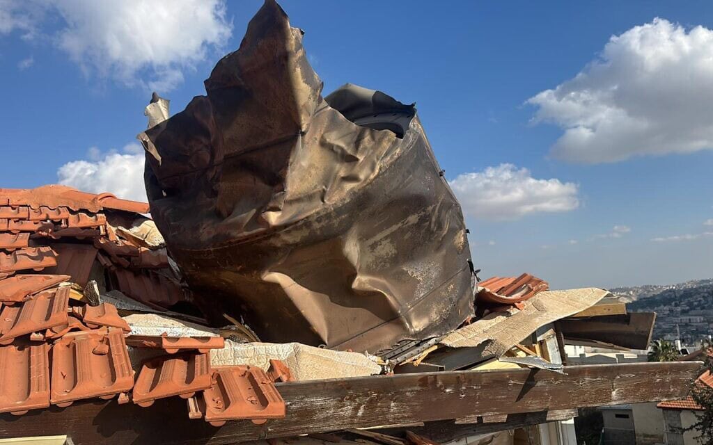 רסיס טיל איראני פגע בגג בית בירושלים, 16 במרץ 2026 (צילום: כבאות והצלה לישראל) רסיס טיל איראני פגע בגג בית בירושלים, 16 במרץ 2026 (צילום: כבאות והצלה לישראל)