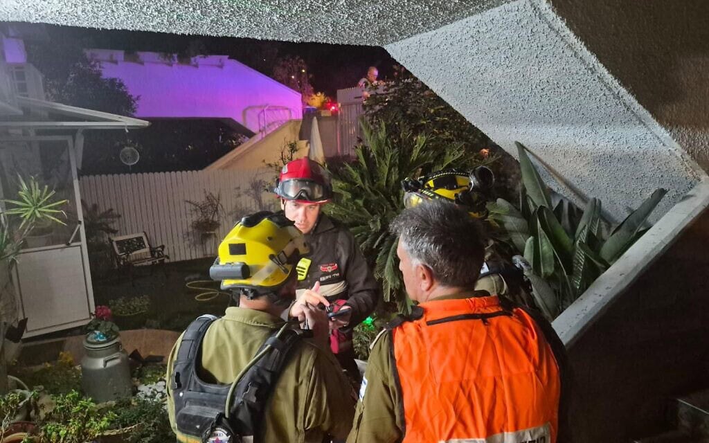 כוחות חילוץ והצלה בכרמיאל. 17 במרץ 2026 (צילום: יצחק ויימן / כבאות והצלה) כוחות חילוץ והצלה בכרמיאל. 17 במרץ 2026 (צילום: יצחק ויימן / כבאות והצלה)