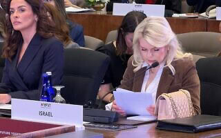 שרה נתניהו ותיק השאנל בכנס הנשים הראשונות, 2026 (צילום: חשבון האינסטגרם של שרה נתניהו) שרה נתניהו ותיק השאנל בכנס הנשים הראשונות, 2026 (צילום: חשבון האינסטגרם של שרה נתניהו)