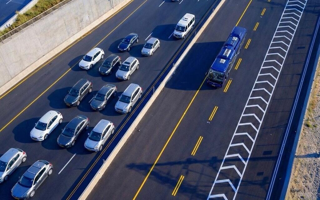 אילוסטרציה: שאטל לתל אביב בפרויקט "חנה וסע" (צילום: דוברות נתיבי איילון/קאסקי הפקות) אילוסטרציה: שאטל לתל אביב בפרויקט "חנה וסע" (צילום: דוברות נתיבי איילון/קאסקי הפקות)