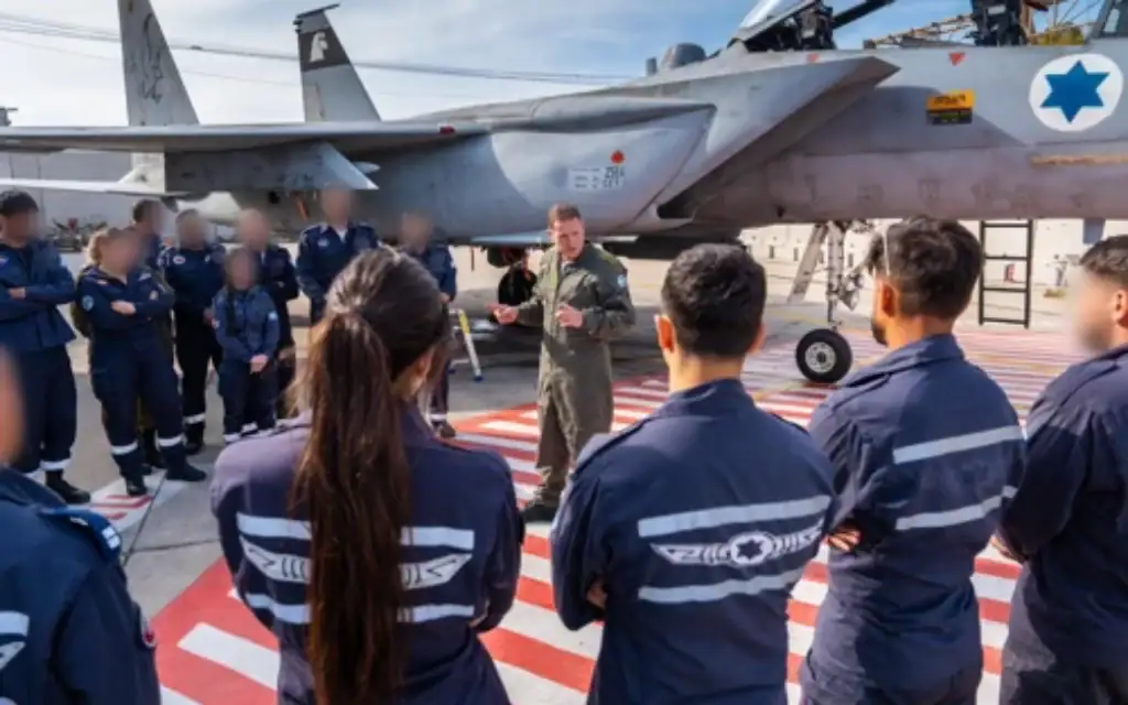 מפקד חיל האוויר תומר בר משוחח עם טכנאים בבסיס תל נוף. 6 במרץ 2026 (צילום: דובר צה״ל ) מפקד חיל האוויר תומר בר משוחח עם טכנאים בבסיס תל נוף. 6 במרץ 2026 (צילום: דובר צה״ל )