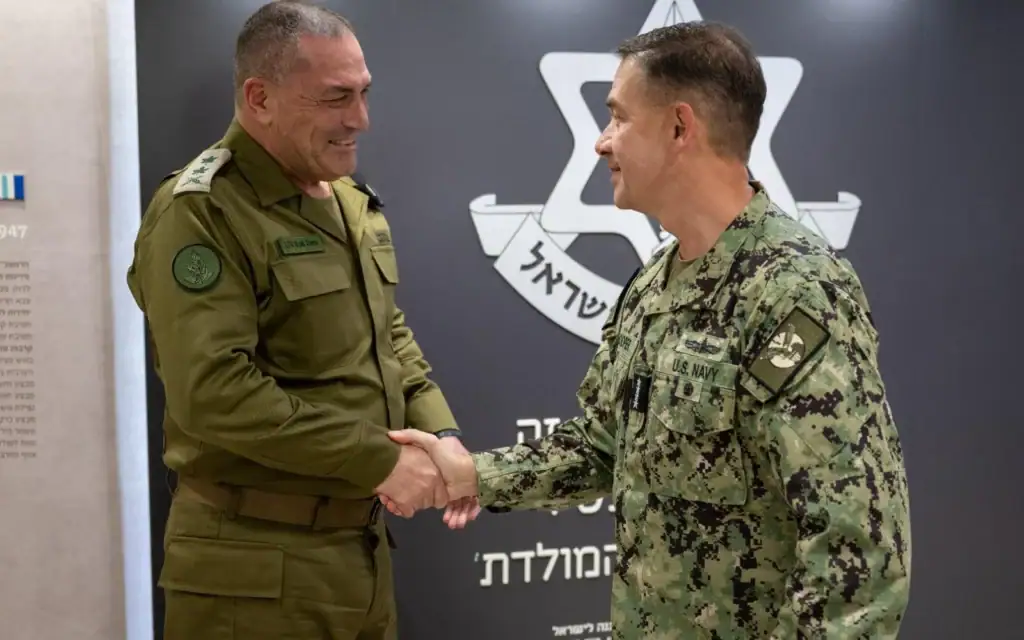 הרמטכ"ל רא"ל אייל זמיר עם מפקד סנטקום, אדמירל בראד קופר, מרץ 2026 הרמטכ"ל רא"ל אייל זמיר עם מפקד סנטקום, אדמירל בראד קופר, מרץ 2026