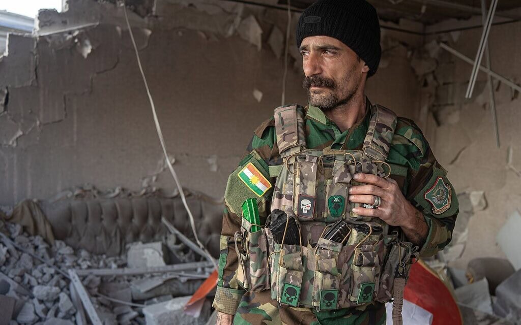 איש מפלגת החירות של כורדיסטאן (PAK) עומד באתר תקיפה אווירית על אחד ממחנות הארגון בכורדיסטאן העיראקית, ב-11 במרץ 2026 (צילום: יגודה גרונדצקה) איש מפלגת החירות של כורדיסטאן (PAK) עומד באתר תקיפה אווירית על אחד ממחנות הארגון בכורדיסטאן העיראקית, ב-11 במרץ 2026 (צילום: יגודה גרונדצקה)