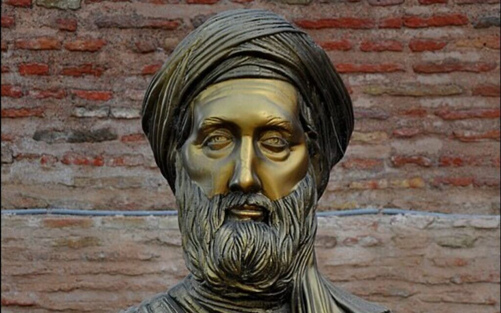 פסל של אבן ח'לדון בקסבה של בג'איה, אלג'יריה (צילום: Reda Kerbush, ויקיפדיה) פסל של אבן ח'לדון בקסבה של בג'איה, אלג'יריה (צילום: Reda Kerbush, ויקיפדיה)