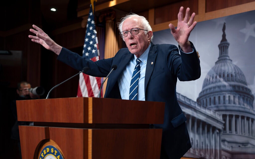 הסנאטור ברני סנדרס במסיבת עיתונאים בגבעת הקפיטול בוושינגטון הבירה. 25 במרץ 2026 (צילום: AP Photo/J. Scott Applewhite)