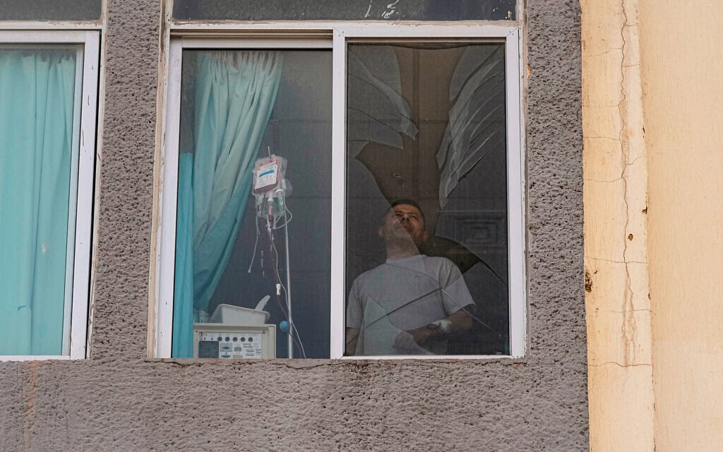 מטופל נראה מבעד לחלון מנופץ בבית חולים, לאחר תקיפת חיל האוויר שפגעה במבנה סמוך בעיר הנמל הדרומית צור, לבנון. 4 באפריל 2026 (צילום: AP Photo/Mohammed Zaatari) מטופל נראה מבעד לחלון מנופץ בבית חולים, לאחר תקיפת חיל האוויר שפגעה במבנה סמוך בעיר הנמל הדרומית צור, לבנון. 4 באפריל 2026 (צילום: AP Photo/Mohammed Zaatari)
