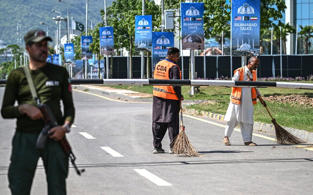 הכנות באסלאמאבאד, פקיסטן, לקראת סבב השיחות השני בין ארצות הברית ואיראן. 19 באפריל 2026 (צילום: Aamir QURESHI / AFP)