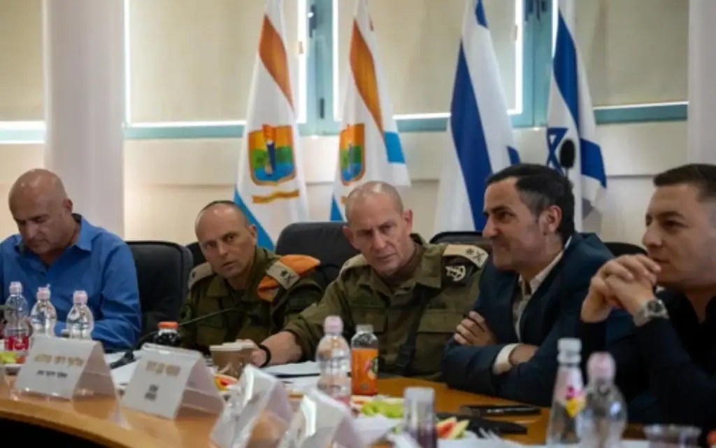 מפקד פיקוד הצפון, אלוף רפי מילוא, ומפקד פיקוד העורף, אלוף שי קלפר במפגש עם ראשי רשויות בצפון. 30 באפריל (צילום: דובר צה״ל) מפקד פיקוד הצפון, אלוף רפי מילוא, ומפקד פיקוד העורף, אלוף שי קלפר במפגש עם ראשי רשויות בצפון. 30 באפריל (צילום: דובר צה״ל)