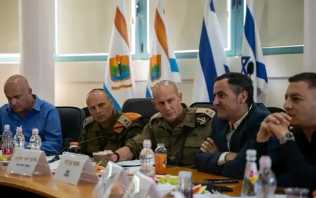 מפקד פיקוד הצפון, אלוף רפי מילוא, ומפקד פיקוד העורף, אלוף שי קלפר במפגש עם ראשי רשויות בצפון. 30 באפריל (צילום: דובר צה מפקד פיקוד הצפון, אלוף רפי מילוא, ומפקד פיקוד העורף, אלוף שי קלפר במפגש עם ראשי רשויות בצפון. 30 באפריל (צילום: דובר צה