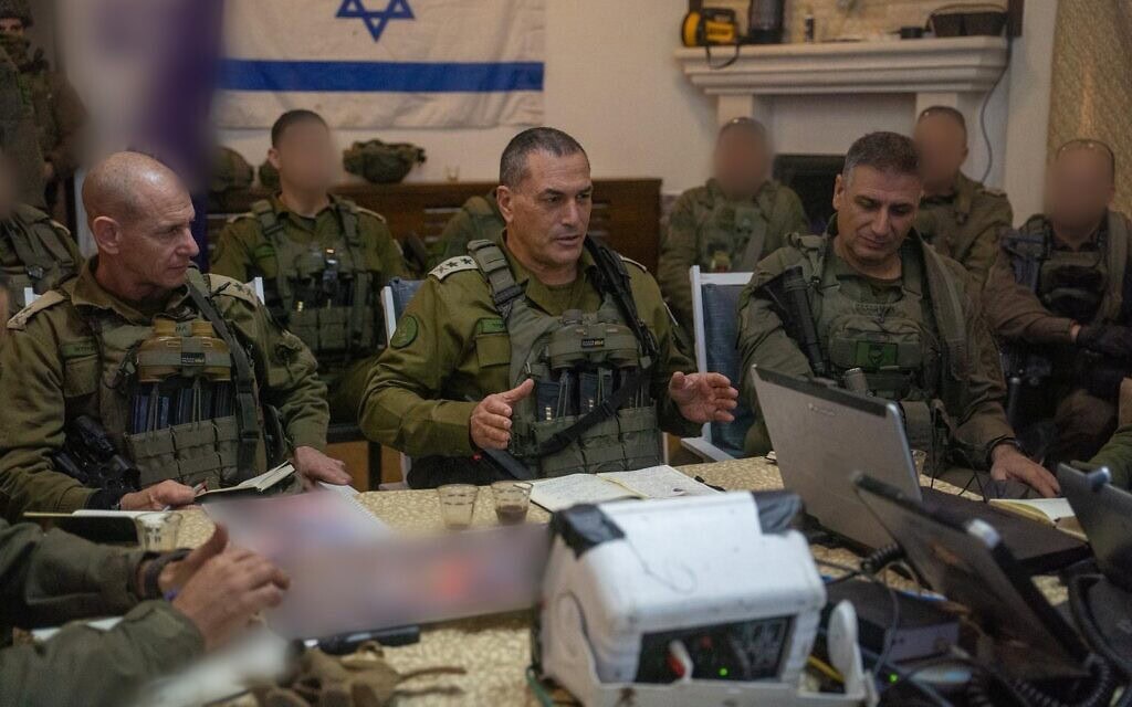 הרמטכ"ל אייל זמיר בפאתי בינת ג'בייל, לבנון, אפריל 2026 (צילום: דובר צה"ל) הרמטכ"ל אייל זמיר בפאתי בינת ג'בייל, לבנון, אפריל 2026 (צילום: דובר צה"ל)