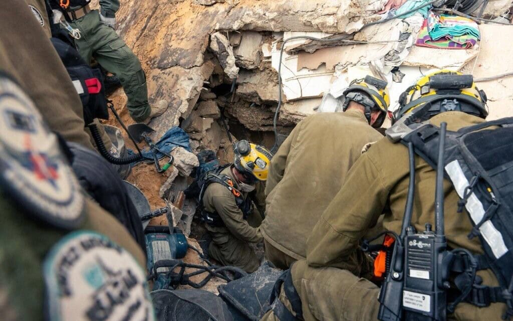 פעילות פיקוד העורף בזירת פגיעת טיל איראני בחיפה. 6 באפריל 2026 (צילום: דובר צה״ל ) פעילות פיקוד העורף בזירת פגיעת טיל איראני בחיפה. 6 באפריל 2026 (צילום: דובר צה״ל )