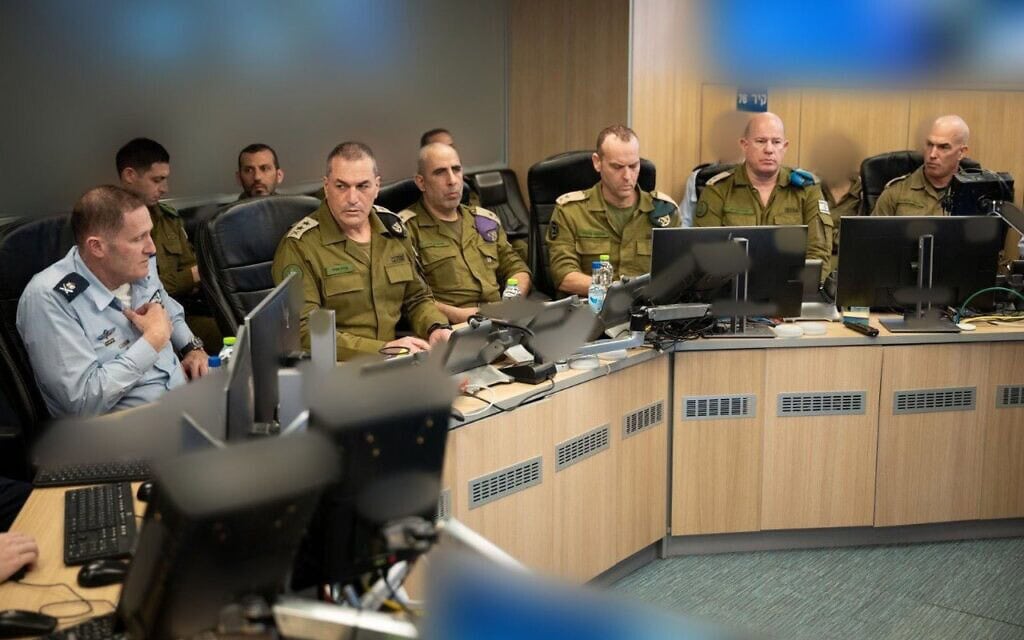 הרמטכ״ל רא״ל אייל זמיר לצד מפקד חיל האוויר אלוף תומר בר בבור בקריה. 8 באפריל 2026 (צילום: דובר צה״ל ) הרמטכ״ל רא״ל אייל זמיר לצד מפקד חיל האוויר אלוף תומר בר בבור בקריה. 8 באפריל 2026 (צילום: דובר צה״ל )