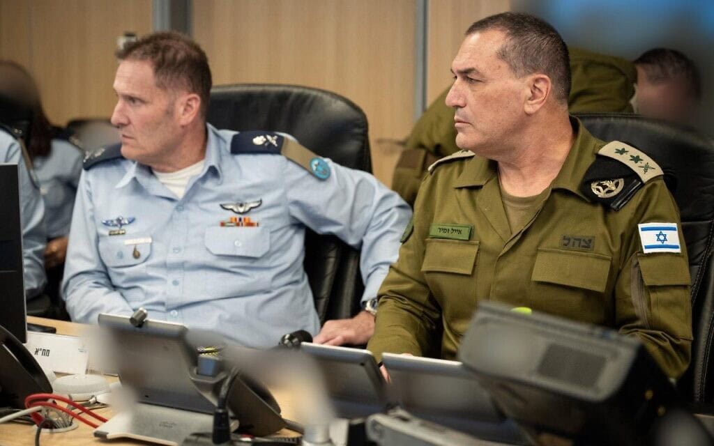 הרמטכ״ל רא״ל אייל זמיר לצד מפקד חיל האוויר אלוף תומר בר בבור בקריה. 8 באפריל 2026 (צילום: דובר צה״ל ) הרמטכ״ל רא״ל אייל זמיר לצד מפקד חיל האוויר אלוף תומר בר בבור בקריה. 8 באפריל 2026 (צילום: דובר צה״ל )