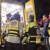 חופשי מגן דוד אדום בזירת רצח בהרצליה. 14 באפריל 2026 (צילום: מד״א) חופשי מגן דוד אדום בזירת רצח בהרצליה. 14 באפריל 2026 (צילום: מד״א)