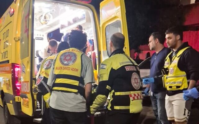 חופשי מגן דוד אדום בזירת רצח בהרצליה. 14 באפריל 2026 (צילום: מד חופשי מגן דוד אדום בזירת רצח בהרצליה. 14 באפריל 2026 (צילום: מד