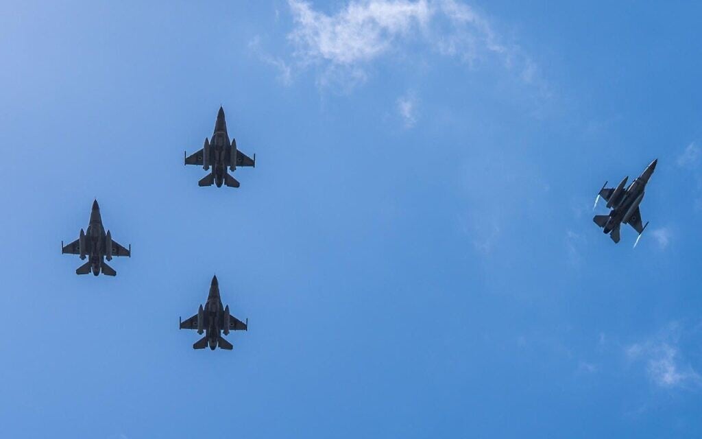 מטס הצדעה לנופלים לרגל יום הזיכרון מעל הר הרצל. 19 באפריל 2026 (צילום: דובר צה״ל) מטס הצדעה לנופלים לרגל יום הזיכרון מעל הר הרצל. 19 באפריל 2026 (צילום: דובר צה״ל)