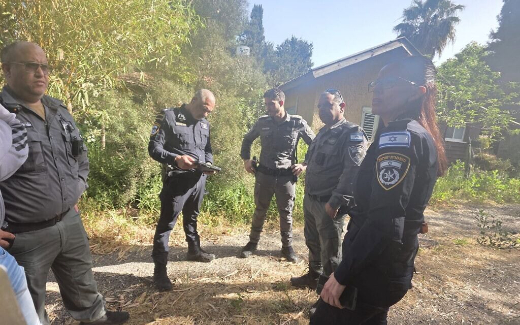 זירת הרצח בה נמצאו אב ובנו במושב אביאל. 26 באפריל 2026 (צילום: דוברות המשטרה) זירת הרצח בה נמצאו אב ובנו במושב אביאל. 26 באפריל 2026 (צילום: דוברות המשטרה)