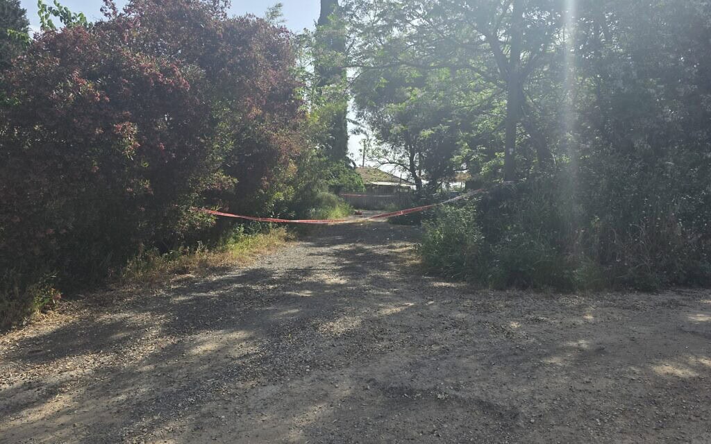 זירת הרצח בה נמצאו אב ובנו במושב אביאל. 26 באפריל 2026 (צילום: דוברות המשטרה)