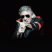 המוזיקאי הבריטי וממייסדי פינק פלויד, רוג'ר ווטרס, מופיע על הבמה במופע "The Wall" באצטדיון האולימפי בברלין, ב-4 בספטמבר 2013