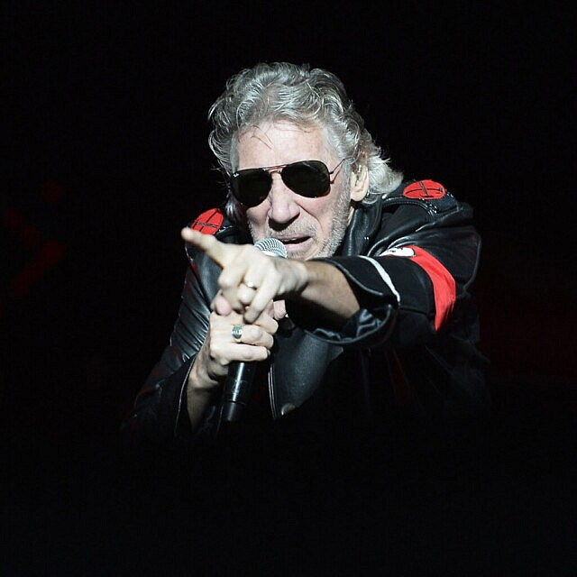 המוזיקאי הבריטי וממייסדי פינק פלויד, רוג’ר ווטרס, מופיע על הבמה במופע “The Wall” באצטדיון האולימפי בברלין, ב-4 בספטמבר 2013 (צילום: ODD ANDERSEN / AFP) המוזיקאי הבריטי וממייסדי פינק פלויד, רוג’ר ווטרס, מופיע על הבמה במופע “The Wall” באצטדיון האולימפי בברלין, ב-4 בספטמבר 2013 (צילום: ODD ANDERSEN / AFP)