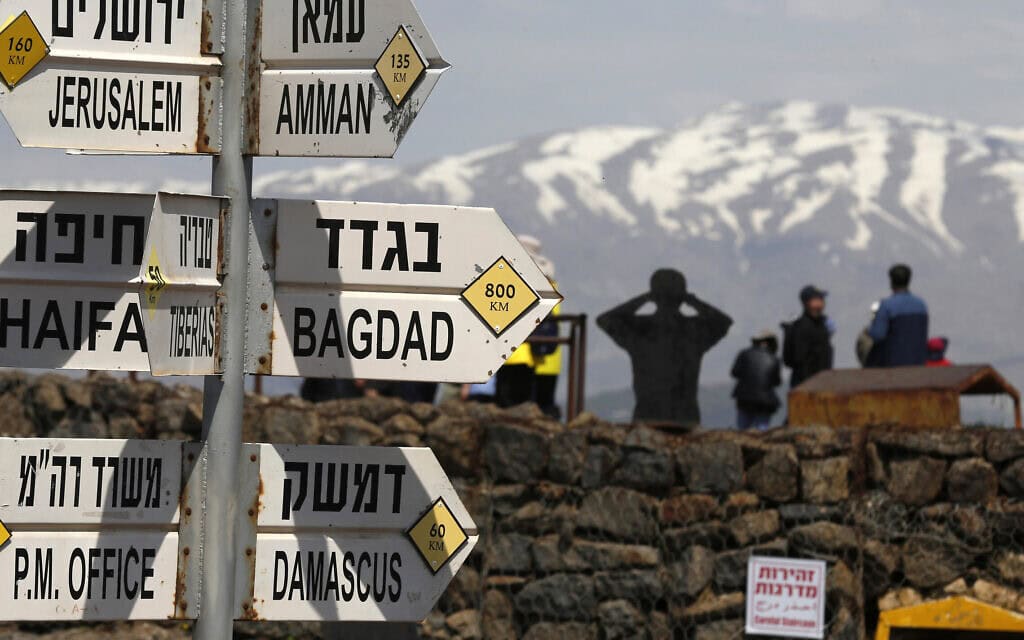 שלט מציג את הכיוון לירושלים, עמאן, בגדאד ודמשק, לצד יעדים נוספים, בהר בנטל ברמת הגולן, 22 במרץ 2019 (צילום: JALAA MAREY / AFP) שלט מציג את הכיוון לירושלים, עמאן, בגדאד ודמשק, לצד יעדים נוספים, בהר בנטל ברמת הגולן, 22 במרץ 2019 (צילום: JALAA MAREY / AFP)