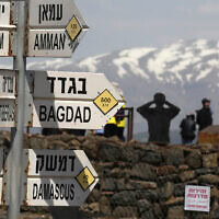 שלט מציג את הכיוון לירושלים, עמאן, בגדאד ודמשק, לצד יעדים נוספים, בהר בנטל ברמת הגולן, 22 במרץ 2019