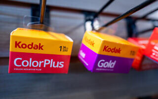 גלילי סרט של קודאק תלויים בחנות בארה"ב, 12 באוגוסט 2025 (צילום: Brandon Bell/Getty Images/AFP) גלילי סרט של קודאק תלויים בחנות בארה"ב, 12 באוגוסט 2025 (צילום: Brandon Bell/Getty Images/AFP)