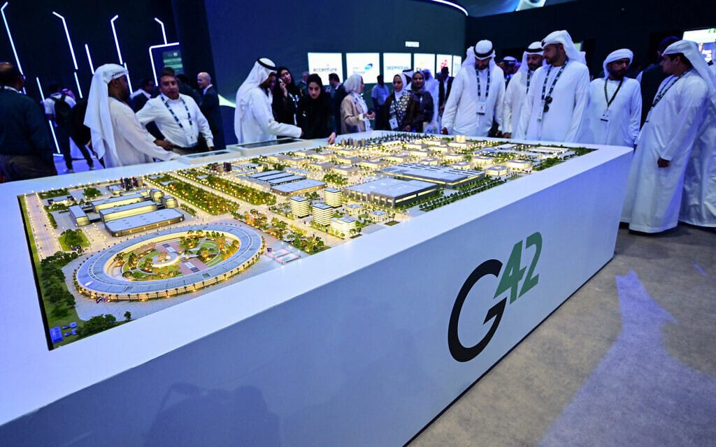 אורחים מביטים בדגם של מרכז הנתונים הגדול ביותר באיחוד האמירויות, הנבנה באבו דאבי במסגרת יוזמת Stargate, מיזם משותף של G42, מיקרוסופט ו-OpenAI, במהלך תערוכת וכנס הנפט הבינלאומיים של אבו דאבי (ADIPEC) באבו דאבי, ב-3 בנובמבר 2025 (צילום: Giuseppe CACACE / AFP) אורחים מביטים בדגם של מרכז הנתונים הגדול ביותר באיחוד האמירויות, הנבנה באבו דאבי במסגרת יוזמת Stargate, מיזם משותף של G42, מיקרוסופט ו-OpenAI, במהלך תערוכת וכנס הנפט הבינלאומיים של אבו דאבי (ADIPEC) באבו דאבי, ב-3 בנובמבר 2025 (צילום: Giuseppe CACACE / AFP)